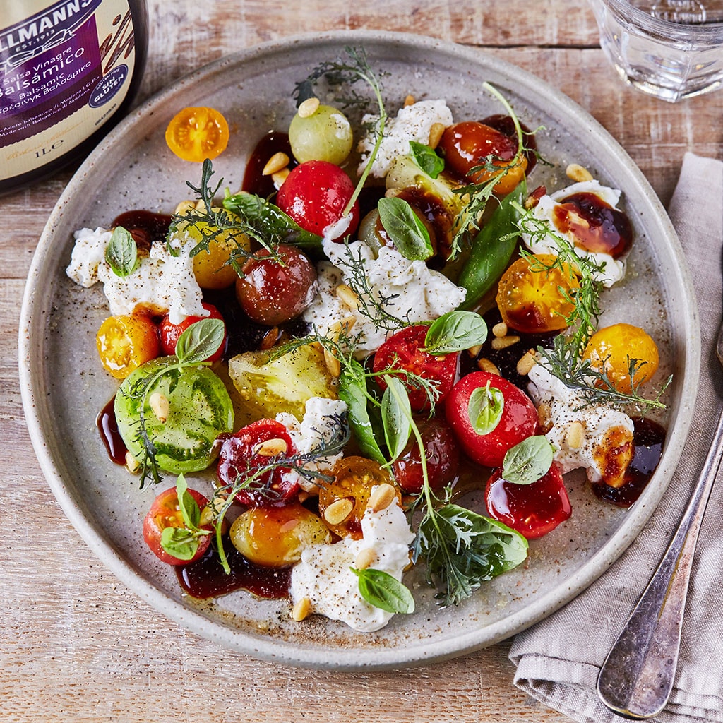 Roșii asortate și burrata asezonate cu dressing balsamic Roșii asortate și burrata asezonate cu dressing balsamic