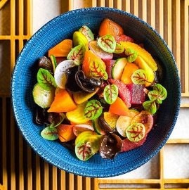 Salata cu sfecla rosie, ciuperci negre si dressing asiatic Salata cu sfecla rosie, ciuperci negre si dressing asiatic