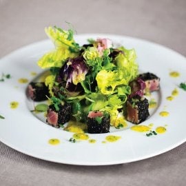 Salata cu ton in crusta de susan negru Salata cu ton in crusta de susan negru