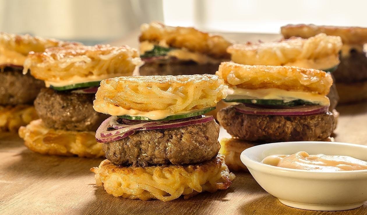 Burger cu sos Salsa iute, ramen si maioneza picanta – - Reţetă