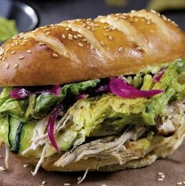 Sandwich de porc cu dovlecei la gratar si guacamole