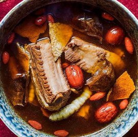 Supa de coasta de porc, usturoi negru si curmale rosii