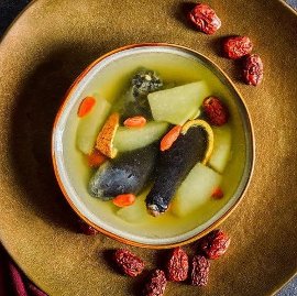 Supa de cocos negru si pere galbene