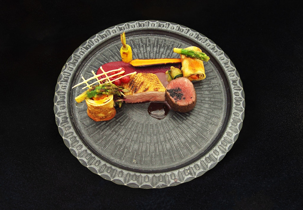 Duo piept de rață infuzat cu lavandă și salvie, jumări din confit de rață, piure de țelină și păstârnac, cannelloni umplut cu varză roșie călită, relish de legume și sos de sfeclă coaptă – - Reţetă