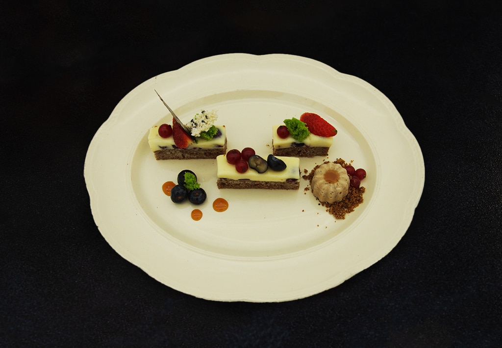 Prajitură cu lămâie: blat trampat cu espresso cu cremă de vanilie, sos de caramel și mousse de cappuccino – - Reţetă