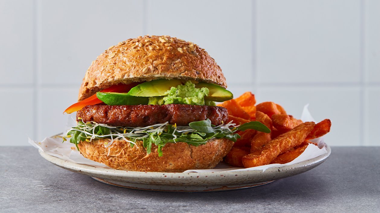 Burger vegan cu avocado si cartofi dulci prajiti – - Reţetă