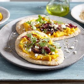 Lipie cu humus de dovleac, za’tar si confit de ceapa