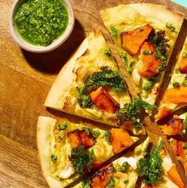 Pizza Bianca - Dovleac copt, pesto cu kale si caju Pizza Bianca - Dovleac copt, pesto cu kale si caju