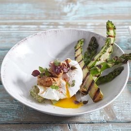 Sparanghel pe gratar cu unt miso, ou fiert si togarashi