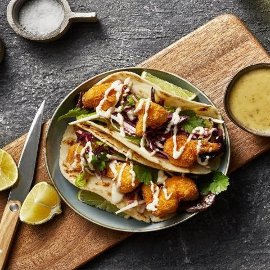 Taco vegan cu conopida prajita, salata de mango verde si sos picant Taco vegan cu conopida prajita, salata de mango verde si sos picant
