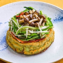 Tofu din grau incoltit cu arpagic, germeni de fasole si ciuperci Shimeji Tofu din grau incoltit cu arpagic, germeni de fasole si ciuperci Shimeji