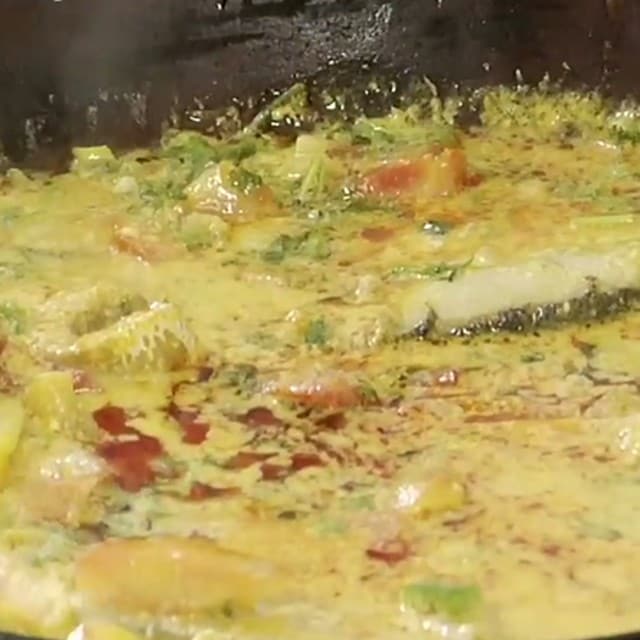 Tocana braziliana de peste si fructe de mare: Moqueca
