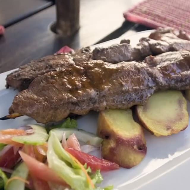Mancarea Peruana Stradala - Anticuchos