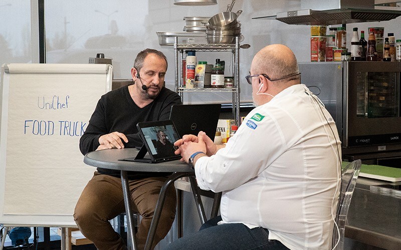 Laurentiu Mata (stanga) si Chef Robert Voicu (dreapta)