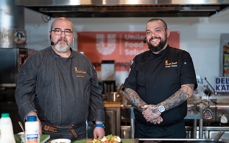 Chef Robert Voicu (stanga) si Chef Mihai Munteanu (dreapta)