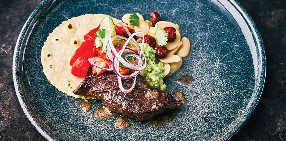 Muschi prajit, carnat crocant, salata de ceapa rosie, tortilla